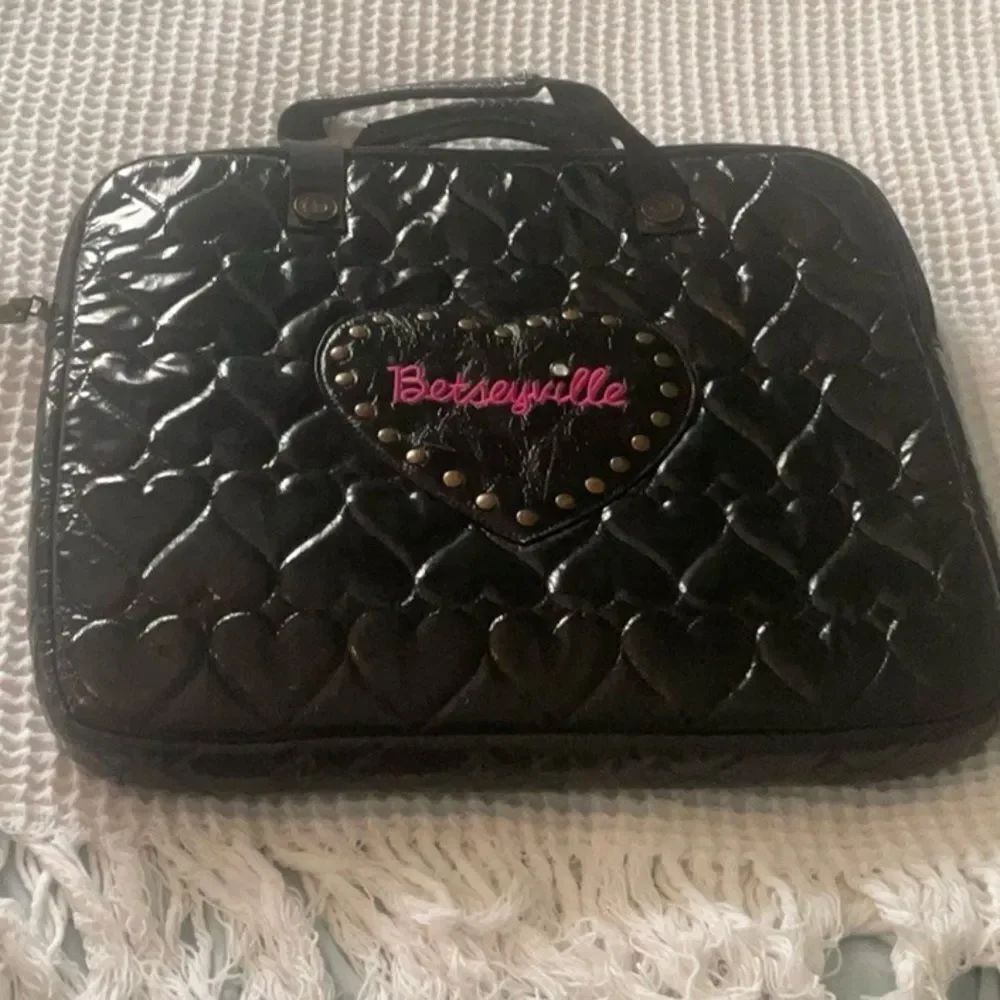 *Betseyville* Hot Pink Heart Black Quilted Laptop Bag